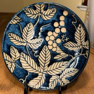 Sousaku 7.5" Dark Blue Plate with Tan Leaves & Berries Beautiful Condition